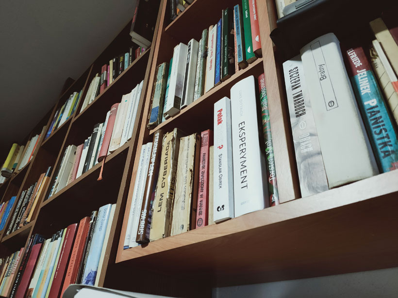 Półka z książkami