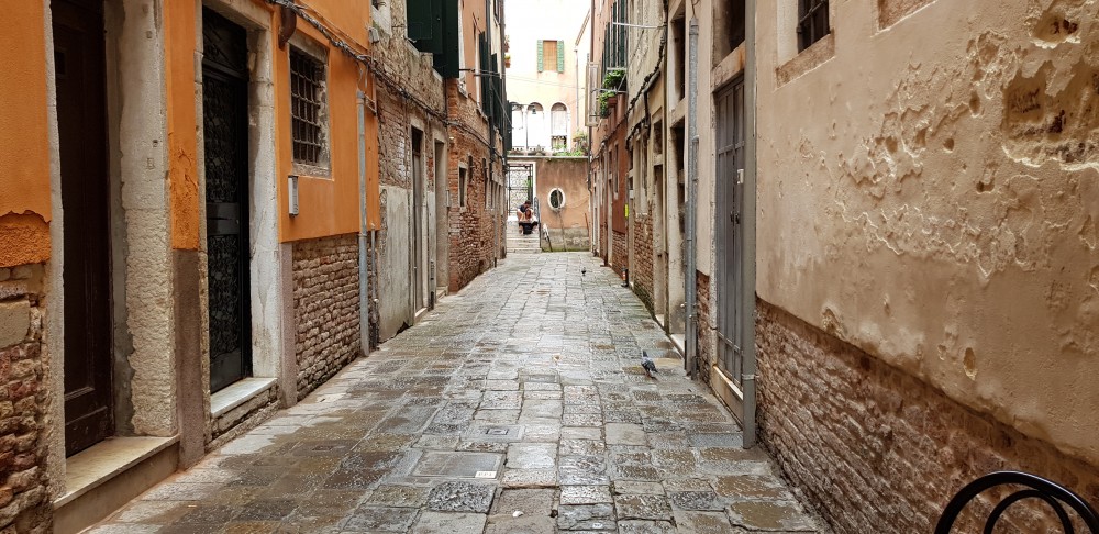 Pusta uliczka w Wenecji